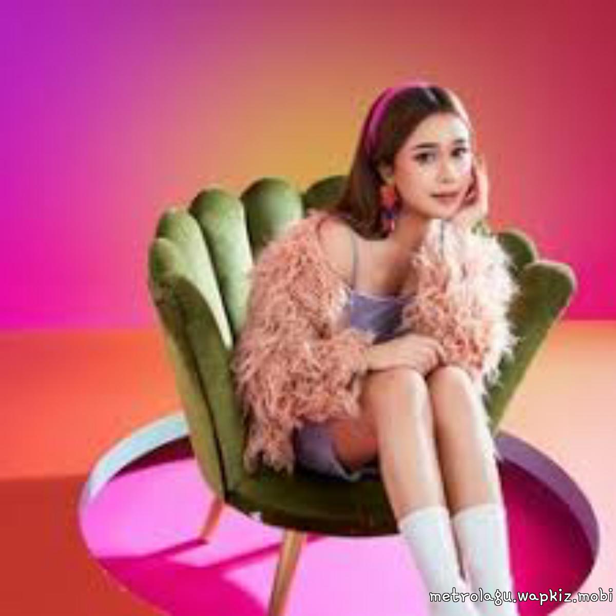 Cover lagu Brisia Jodie - Kisah Baru Orang Lama di Wallkpop