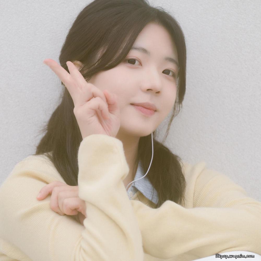 Cover lagu Kim Jeong Yeon - 나의 첫사랑은 봄을 기다리겠지 (My First Love Waits for Spring) di Wallkpop