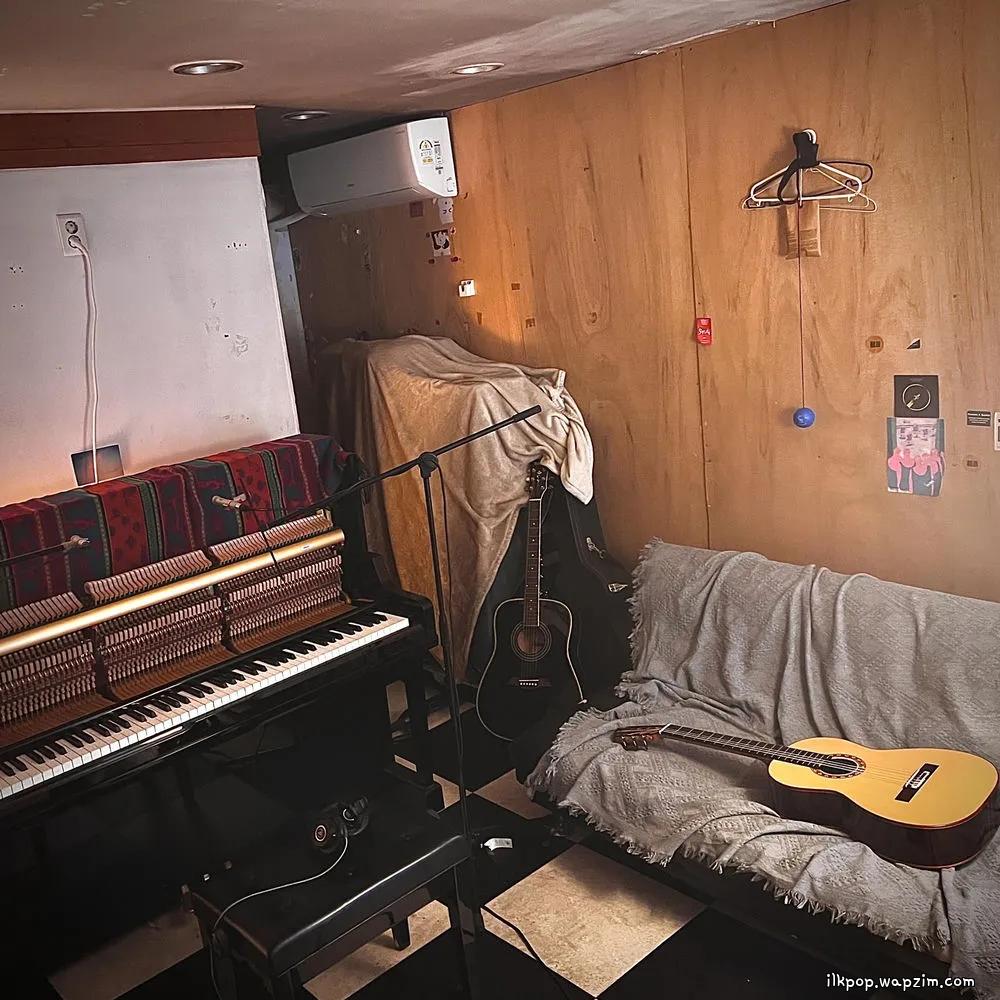 Cover lagu minjun kang - 비와 잠 (Rain&Sleep) di Wallkpop