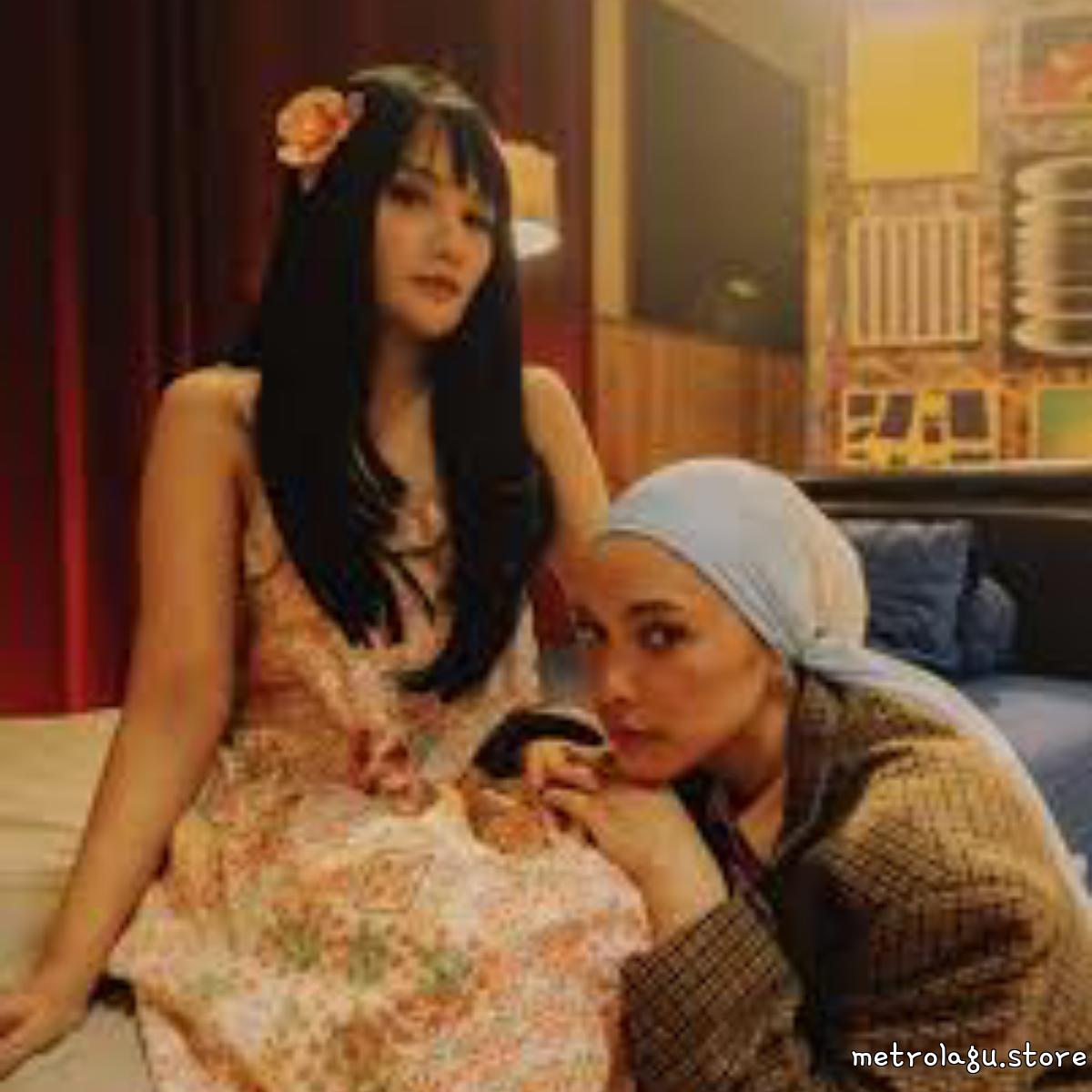 Cover lagu Mitty Zasia and Fanny Soegi - Untuk Perempuanku Di Cermin di Wallkpop