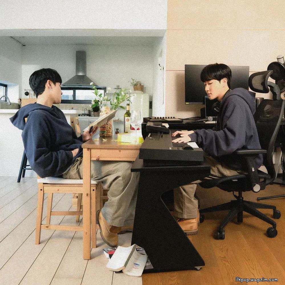 Cover lagu simaron - 자발적 아싸 (Solo Life) (Feat. h3hyeon) di Wallkpop